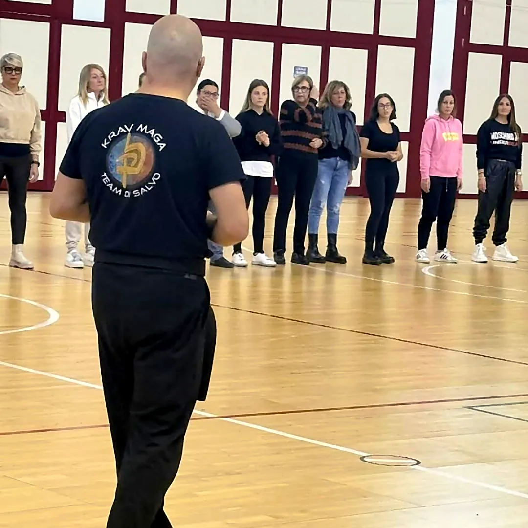 L'istruttore davanti al gruppo durante un evento